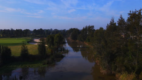 Golfplatzgrün-Und-Sandfänge-Bei-Bäumen-Und-Fluss-Mit-Enten-–-Statische-Ansicht