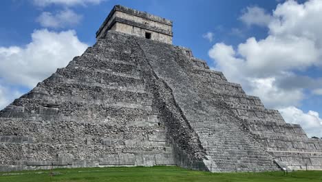 Slow-pan-of-the-famous-Mayan-temple-at-Chichen-Itza-Mexico,-from-the-other-side