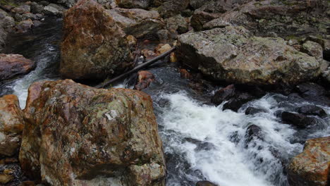 Wasser,-Das-über-Felsen-Und-Felsbrocken-In-Neuseeland-Mountain-Rocky-River-Kaskadiert