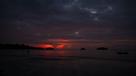 Schöner-Zeitraffer-Bei-Sonnenuntergang-An-Einem-Paradiesstrand-Auf-Einer-Thailändischen-Insel-Ko-Chang