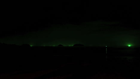 Zeitraffer-Bei-Nacht-Während-Eines-Gewitters-Mit-Blitz-An-Einem-Thailändischen-Strand-Auf-Der-Insel-Ko-Chang-Sind-Die-Grünen-Lichter-Der-Fischerboote-In-Der-Ferne-Sichtbar