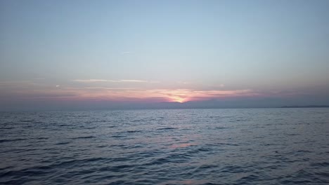 Luftaufnahme-In-Richtung-Zum-Sonnenuntergang-Mit-Bunten-Wolken-über-Dem-Mittelmeer-In-Der-Abendspanischen-Insel-Mallorca