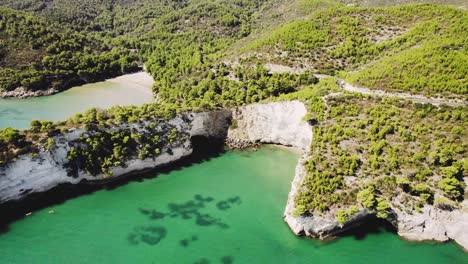 Drone-Volando-En-Movimiento-Circular-Sobre-La-Escarpada-Costa-Del-Parque-Nacional-De-Gargano-En-Italia-En-4k
