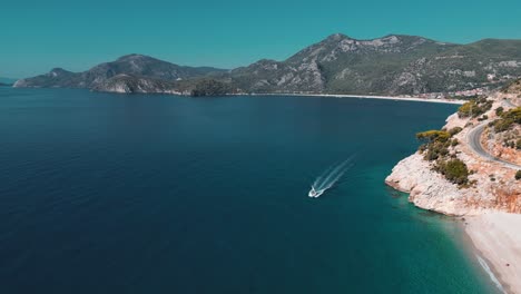 Volando-Sobre-Un-Barco-En-El-Mar-Mediterráneo-En-La-Costa-Turca---Ölüdeniz---Turquía
