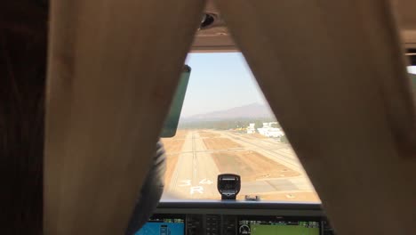 Pequeño-Cessna-Aterrizando-En-La-Pista