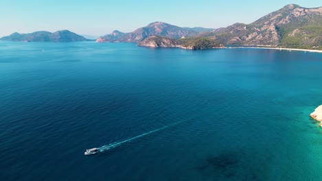 Boat-trip-in-the-crystal-clear-waters-of-Turkish-beaches---Mediterranean-sea---Ölüdeniz,-Turkey