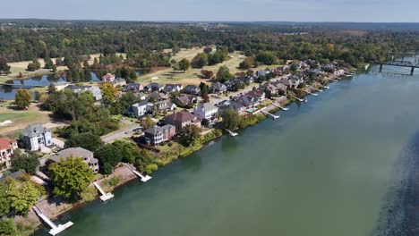 Riverfront-homes-with-water-view,-Augusta-National-golf-course