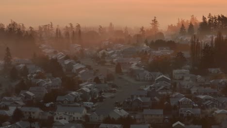 Luftaufnahme-Einer-Dicht-Bebauten-Nachbarschaft,-Umgeben-Von-Nebel-Im-Frühen-Morgenlicht