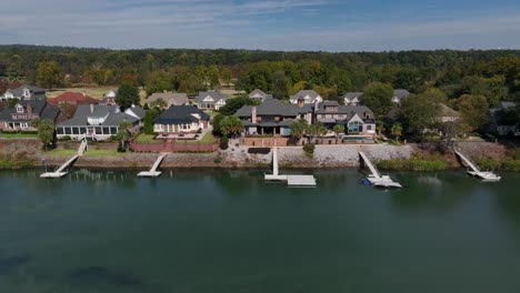 Waterfront-homes-in-private-gated-community-in-deep-south-USA