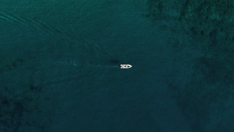 Luftaufnahme-Eines-Einsamen-Bootes-Mitten-Im-Mittelmeer---Türkei