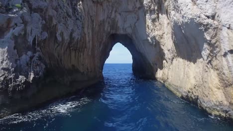 Puertas-De-Roca-Formadas-Naturalmente-De-Faraglioni-En-Capri,-Vista-Aérea-De-Vuelo