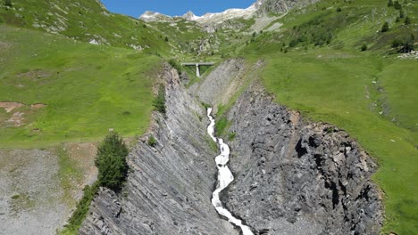 Cascada-Le-Rieu-Claret-En-Los-Alpes-Franceses,-Isere-Savoy,-Francia---Antena-Dolly-Adelante