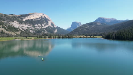Boating-On-Still-Waters-With-Mountain-Peak-Background-In-Green-River-Lakes,-Wyoming