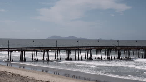 Imperial-Beach-Pier-Mit-Tosenden-Flutwellen-In-San-Diego-County,-Kalifornien,-Vereinigte-Staaten