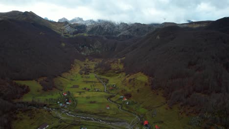 Pueblo-Alpino-Paradisíaco-En-El-Valle-Rodeado-De-árboles,-Bosques-Y-Montañas-Rocosas-En-Otoño,-Lepushe-Albania