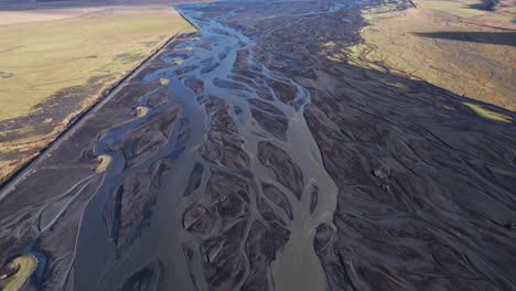 Riesiges-Isländisches-Flussdelta,-Das-Durch-Das-Weben-Von-Gletscherflüssen-Geformt-Wurde