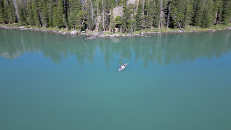 Isolated-View-Of-Tourists-Kayaking-On-Idyllic-Green-River-Lakes-Of-Wyoming
