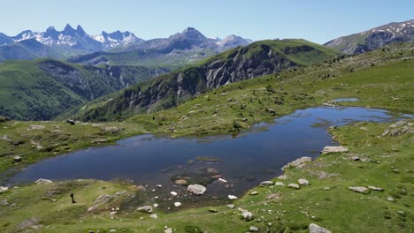 Lago-De-Montaña-Lac-Guichard-En-Los-Alpes-Franceses,-Isere-Savoy,-Francia---Antena-Dolly-Adelante