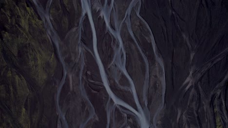 Islands-Geflochtene-Gletscherabflüsse---Luftaufnahme-Von-Oben-Nach-Unten,-Die-Nach-Oben-Scrollt