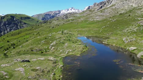 Lago-De-Montaña-Lac-Guichard-En-Los-Alpes-Franceses,-Francia---Antena-Dolly-Adelante