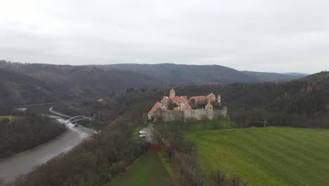 Drone-footage-of-VeveÅ™Ã­-castle-in-Brno,-Czech-republic