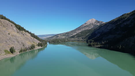 Stille-Des-Wassers-Mit-Reflexionen-über-Unteren-Grünen-Flussseen-In-Wyoming