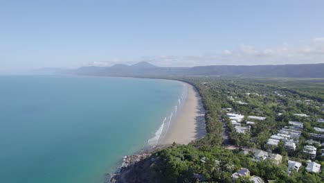 Luftaufnahme-Des-Four-Mile-Beach-In-Port-Douglas,-Queensland,-Australien-Tagsüber---Drohnenaufnahme