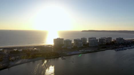 4k-Sonnenuntergang-Luftvideo-Von-Coronado-Shores-Eigentumswohnungen-Mit-Blick-Auf-Den-Pazifischen-Ozean