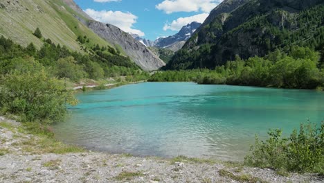Lago-Glacial-Azul-Turquesa-Claro-En-La-Tumba---La-Meije,-Alpes-Franceses,-Muñeca-Aérea-Hacia-Adelante