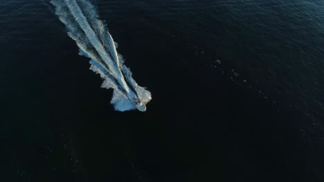 Luftaufnahme,-4k-Drohnenaufnahmen,-Verfolgungsboot