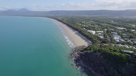 Four-Mile-Beach-Mit-Tropischer-Regenwaldküste-In-Port-Douglas,-Queensland,-Australien---Luftaufnahme