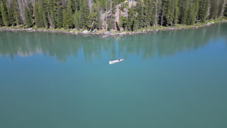 Canoeing-Over-Tranquil-Water-Of-Green-River-Lakes-In-Wyoming