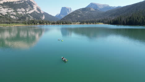 Tourists-Canoeing-On-Lower-Green-River-Lakes-With-Scenic-Mountains-At-Background-In-Wyoming