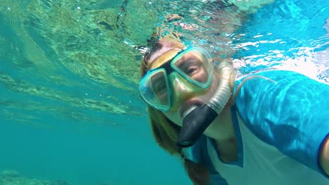 Selfie-Subacuático-Mujer-Caucásica-Snorkel-Mar-Caribe-Arrecife-De-Coral-Los-Roques