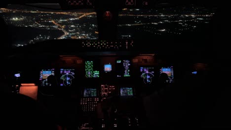 Einzigartige-Cockpitansicht-Während-Eines-Echten-Nachtanflugs-Auf-Den-Athener-Flughafen,-Der-Die-Stadt-überfliegt