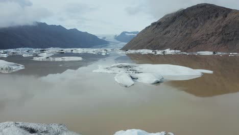 Niedriger-Drohnenflug-über-Gletschersee-Und-Schwimmendes-Eis---Skalafellsjökull,-Island