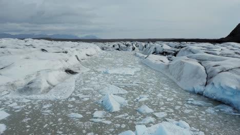 Lago-Glacial-Con-Algo-De-Hielo-Flotante---Antena-Sobre-Un-Glaciar-épico-En-Islandia