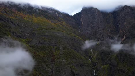 Nebliger-Tag-In-Den-Alpinen-Bergen-Mit-Wolken,-Die-Aus-Dem-Tal-über-Bäche-Und-Buntes-Laub-Aufsteigen