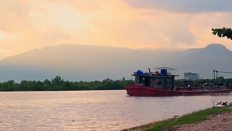 Ein-Baggerschiff,-Das-Sand-Am-Flussufer-In-Kampot,-Kambodscha-Ausbaggert
