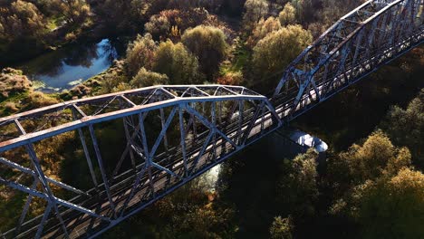 Viejo-Puente-Ferroviario-Sobre-Un-Río