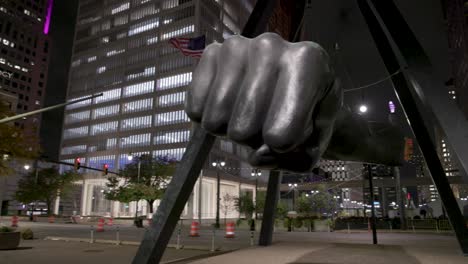 Estatua-Del-Puño-De-Joe-Louis-En-Detroit,-Michigan-Con-Video-Panorámico-De-Izquierda-A-Derecha