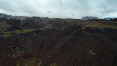 Día-Lluvioso-De-Otoño-En-Las-Montañas-De-Los-Alpes-Albaneses-Con-Pico-Alto-Rocoso-Cubierto-De-Nubes-Y-Niebla
