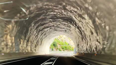 Conducir-En-Un-Túnel-De-Carretera-En-La-Región-Montañosa-De-Austria