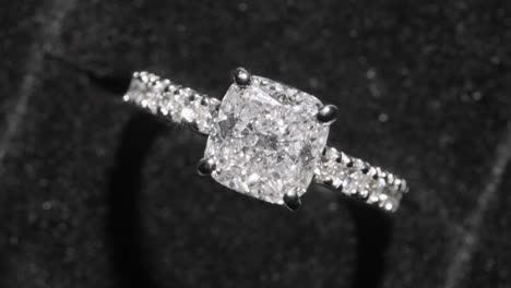 Luxuriöser,-Teurer-Diamant-Verlobungsring,-Rotierend,-Schwarzer-Hintergrund