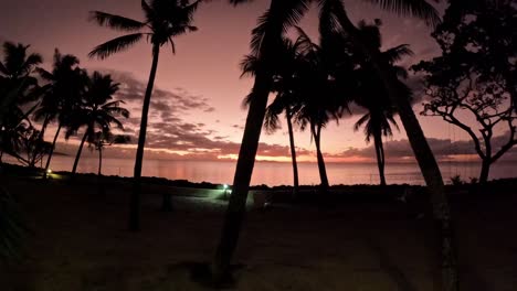 Strandzeitraffer-Des-Strandes-Mit-Kokospalmen-Verwandelt-Sich-In-Einen-Roten-Sonnenuntergang-Fidschi