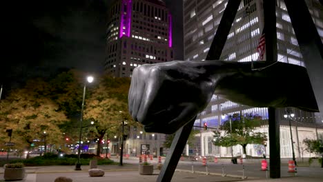 Estatua-Del-Puño-De-Joe-Louis-En-Detroit,-Michigan-Con-Video-Cardán-En-Cámara-Lenta
