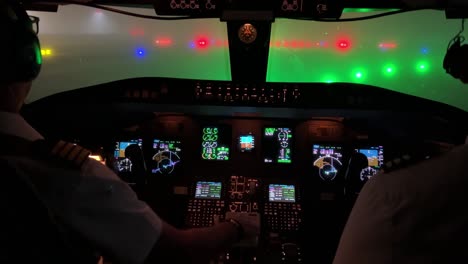 Einzigartige-Cockpitansicht-Während-Des-Taxis-Aus-Einem-Jet,-Der-Nachts-Mit-Dichtem-Nebel-Nach-Den-Lichtern-Abfliegt