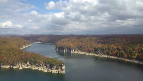 Dolly-Luftaufnahme-Der-Atemberaubenden-Herbstlichen-Wälder-In-West-Virginia