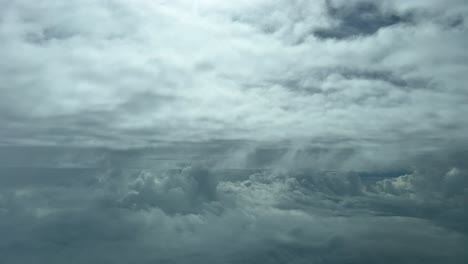 Jet-Cockpit-Sicht,-Die-An-Einem-Kalten-Wintertag-Mit-Sonnenstrahlen-Durch-Einen-Turbulenten-Himmel-Fliegt