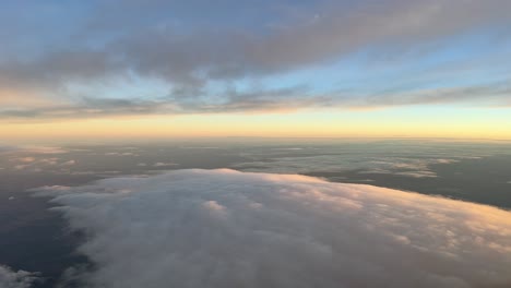 Sicht-Des-Piloten-Beim-Fliegen-In-Der-Morgendämmerung-Mit-Einem-Orangefarbenen-Und-Blauen-Himmel-über-Einigen-Wolken